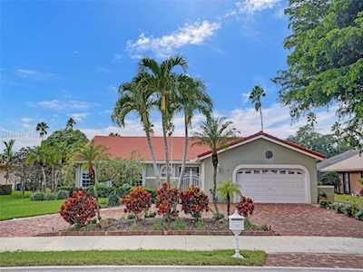 11028 Lakeview Dr Coral Springs, FL 33071