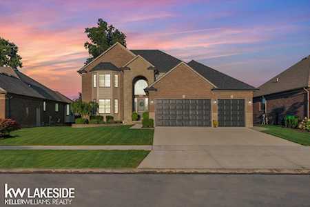 52382 Pearlwood Ct Macomb, MI 48042