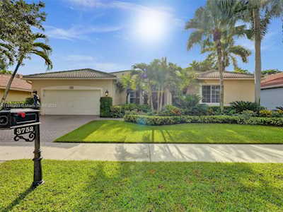3752 Oak Ridge Cir Weston, FL 33331