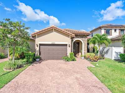 4923 NW 51st Ter Tamarac, FL 33319