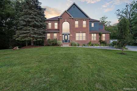 90 Lake Pines Dr Brighton, MI 48114