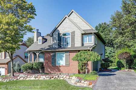 444 Lakeshore Pointe Dr Howell, MI 48843