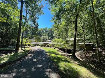 9561 Bell Dr Great Falls, VA 22066