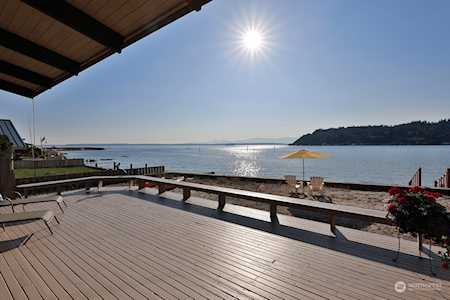 8166 Sandy Hook Dr Clinton, WA 98236