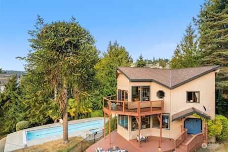 9810 Marmount Dr NW Seattle, WA 98117