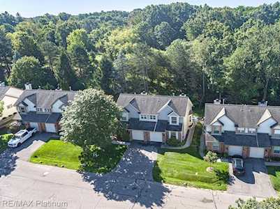 896 Whisperwood Trl Fenton, MI 48430