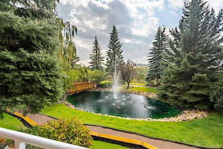 505 Canyon Meadows Dr SW #301 Calgary, AB T2W 5V9