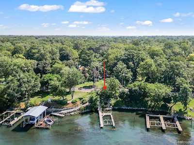 9910 Church Rd Grosse Ile Twp, MI 48138