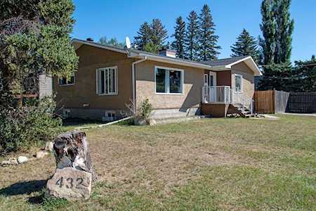 432 9 St SW High River, AB T1V 1B9