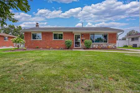 18818 Hillcrest St Livonia, MI 48152