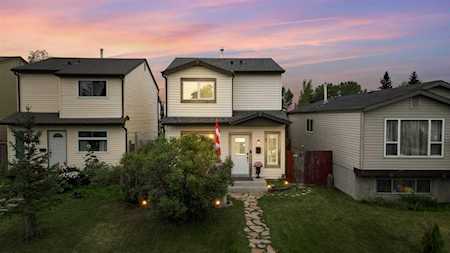 7 Abingdon Ct NE Calgary, AB T2A6S4
