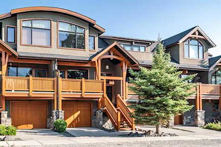 702 4Th Street #102 Canmore, AB T1W 2L4