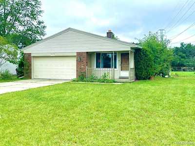 5438 Rollins Dr Shelby Twp, MI 48317