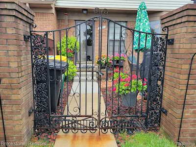 31120 Country Bluff Farmington Hills, MI 48331