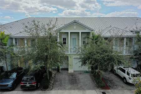 10748 NW 74th Ln Doral, FL 33178