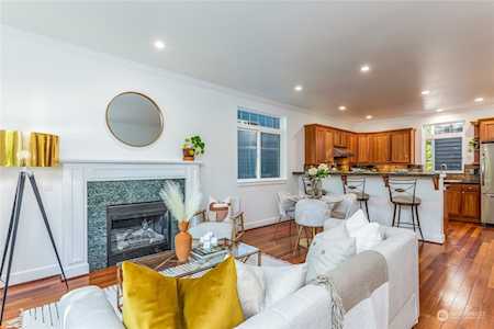 1126 A 10th Ave E Seattle, WA 98102