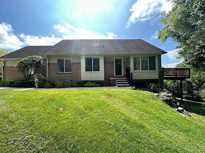 1015 Bird Song Ln Milford Vlg, MI 48381