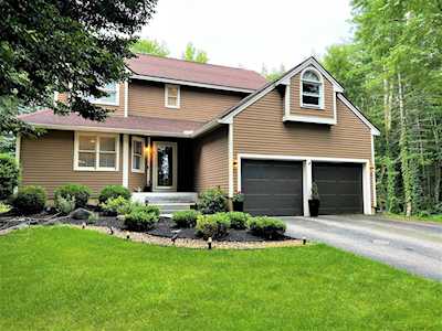 8 Boness Ln Stratham, NH 03885