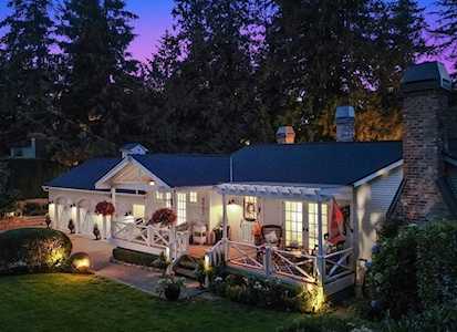 4953 Water Lane West Vancouver, BC V7W 1K4