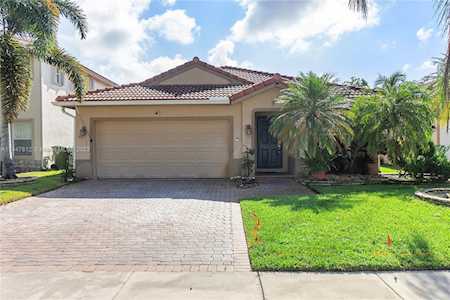 1433 NW 208th Ter Pembroke Pines, FL 33029