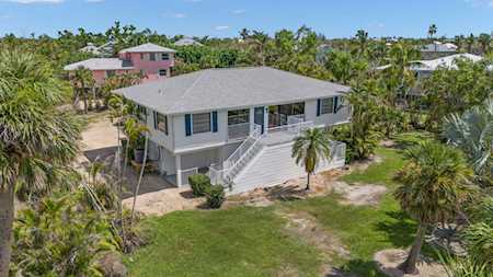 676 Cardium St Sanibel, FL 33957