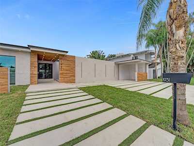 1931 NE 197th Ter Miami, FL 33179