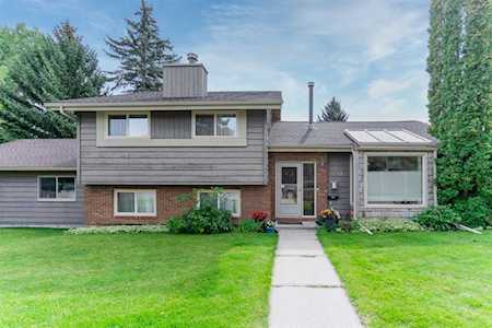 679 Brookpark Dr SW Calgary, AB T2W 2X2