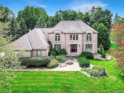 4350 Creekwood Ct Rochester, MI 48306