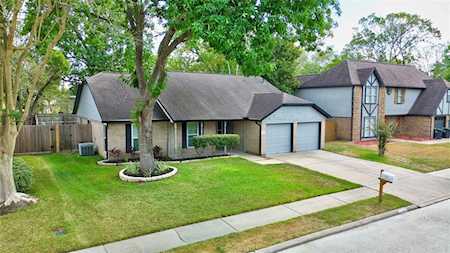 2305 Colleen Dr Pearland, TX 77581
