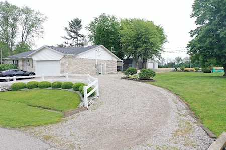 3243 S Vista Blvd Columbus, IN 47203