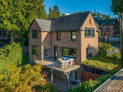 5618 SW Admiral Way Seattle, WA 98116