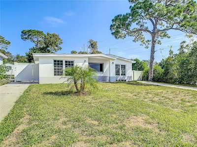 721 E Spruce St Tarpon Springs, FL 34689