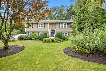 17 Quaker Rd Johnston, RI 02919