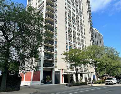1455 N Sandburg Terrace #304 Chicago, IL 60610