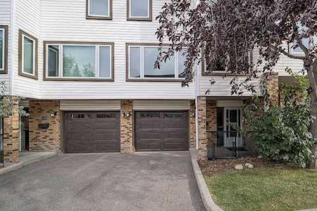 220 Coachway Ln SW Calgary, AB T3H 2V9
