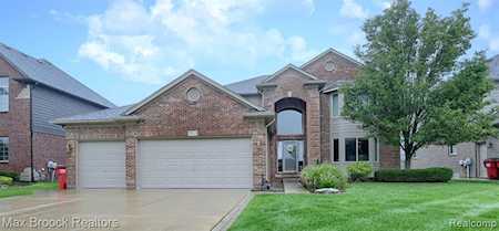 18249 Tiger Dr Macomb, MI 48042