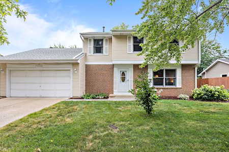 1422 Sunnybrook Dr Naperville, IL 60540