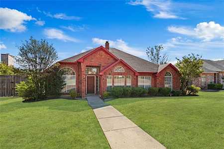 804 Bridle Drive DeSoto, TX 75115