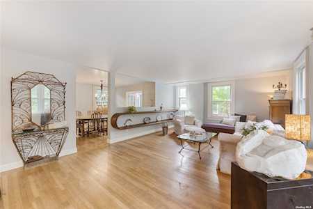 40-10 44th St Sunnyside, NY 11104