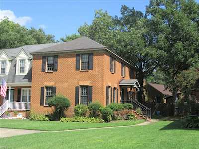 347 Middle Oaks Dr Chesapeake, VA 23322