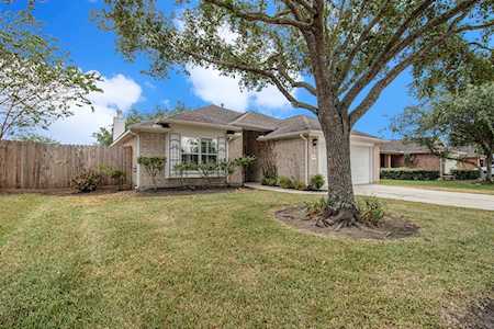 220 Colony Lake Ln Dickinson, TX 77539