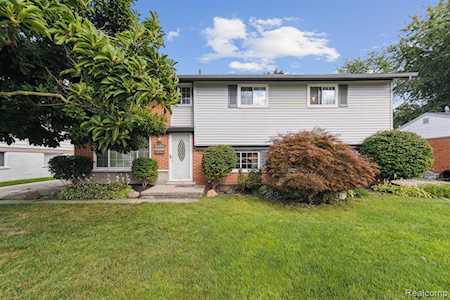 18246 Fremont St Livonia, MI 48152