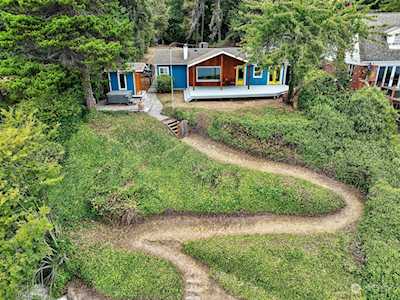 8925 SW Bayview Dr Vashon, WA 98070