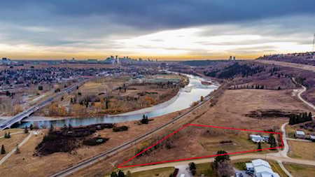 75 NW Bowdale Crescent Calgary, AB T3B1J2