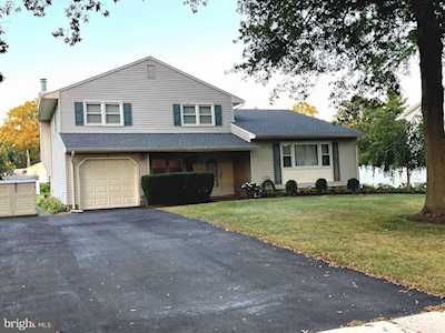 10 Beechcroft Dr East Windsor, NJ 08520