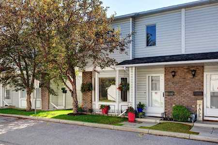142 Riverglen Park SE Calgary, AB T2C 3Z1