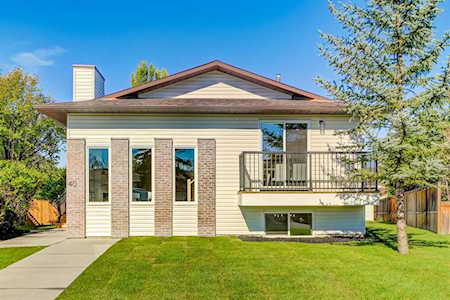 40 Cedardale Rise SW Calgary, AB T2W 3Y5
