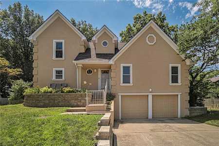 121 NE Woodglen Ln Lee's Summit, MO 64064