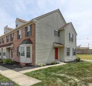28 Acorn Blvd Lancaster, PA 17602