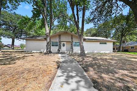 2346 Robinhood Drive Grand Prairie, TX 75050